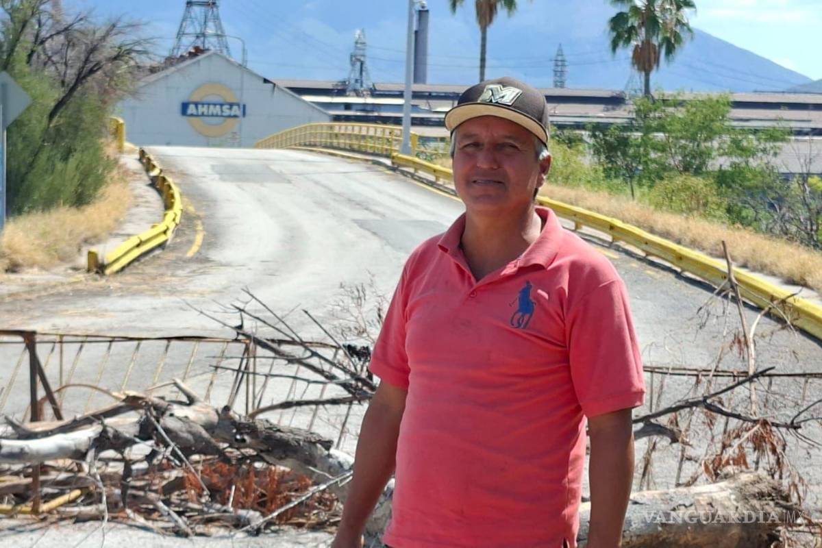 $!Juan Ervey Valenzuela, líder del movimiento, supervisa los accesos mientras los trabajadores mantienen el bloqueo.