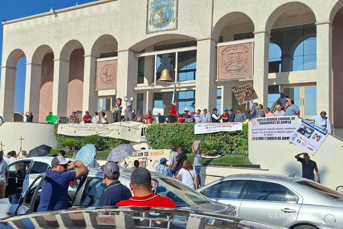 $!Los ex trabajadores realizaron un minuto de silencio por sus compañeros fallecidos.