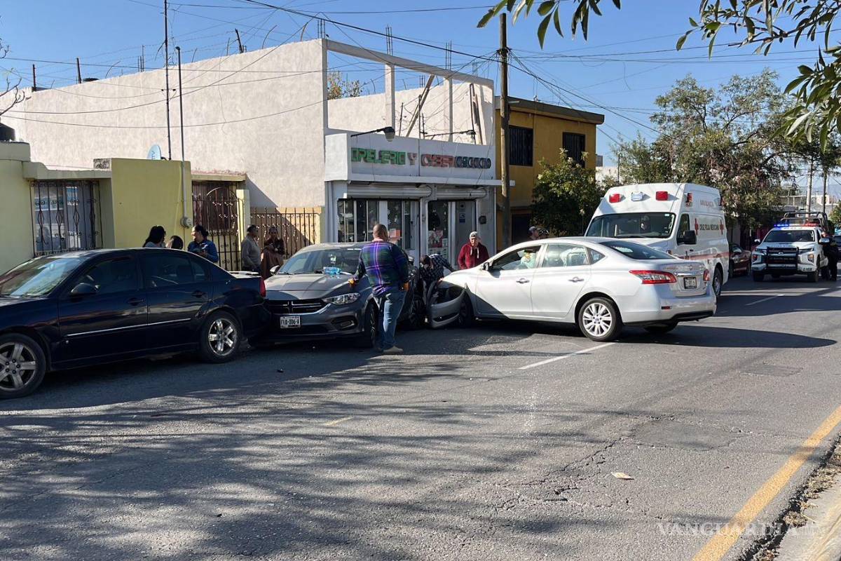 Septuagenario dormita y se impacta contra dos autos estacionados, al oriente de Saltillo