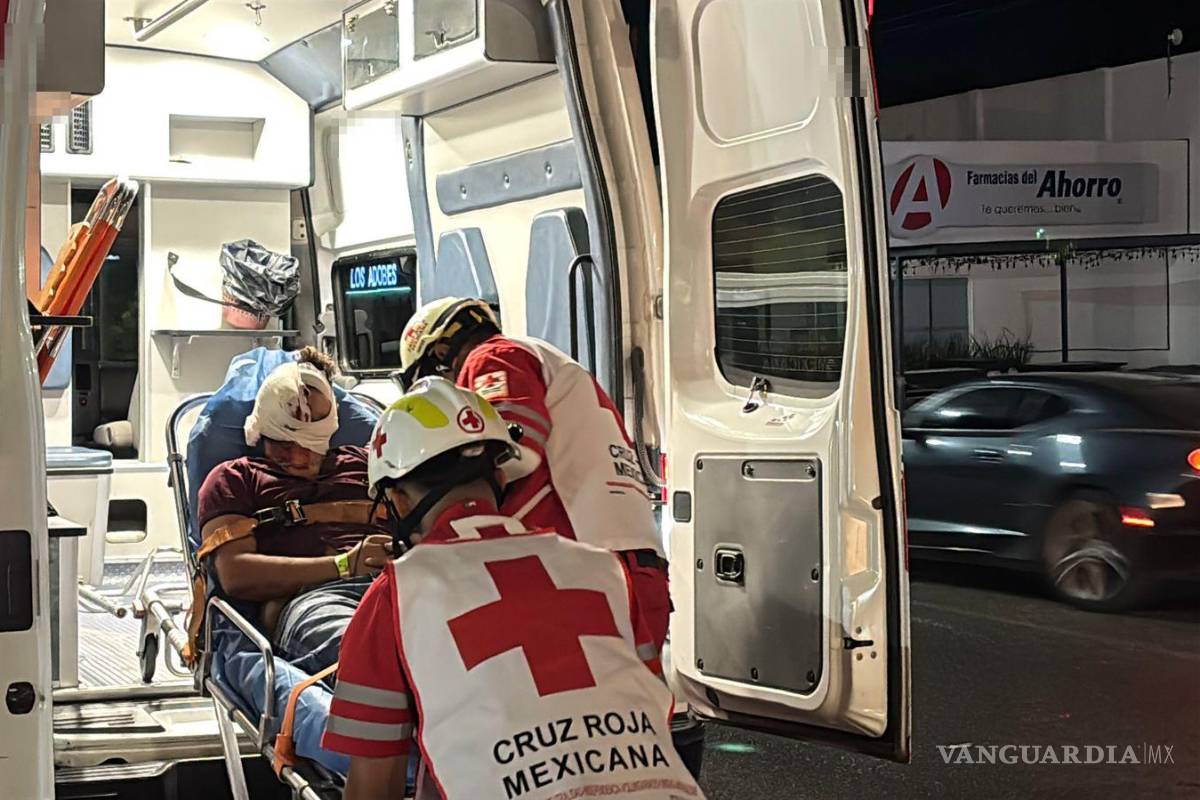 $!El conductor fue valorado por paramédicos de la Cruz Roja tras sufrir una lesión en el pómulo derecho; los socorristas también auxiliaron al copiloto atrapado en el vehículo.
