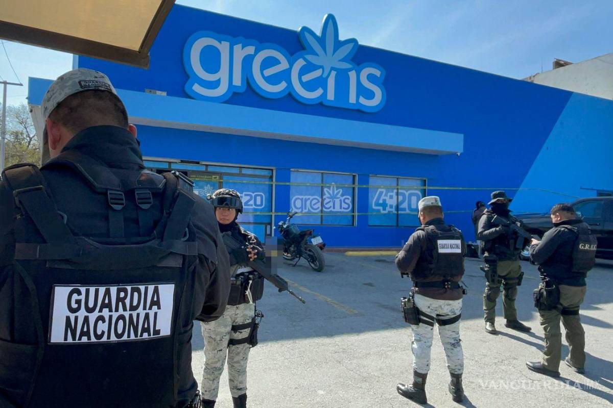 $!Corporaciones federales y estatales realizaron una revisión en un comercio de derivados de la marihuana en la colonia Topo Chico.