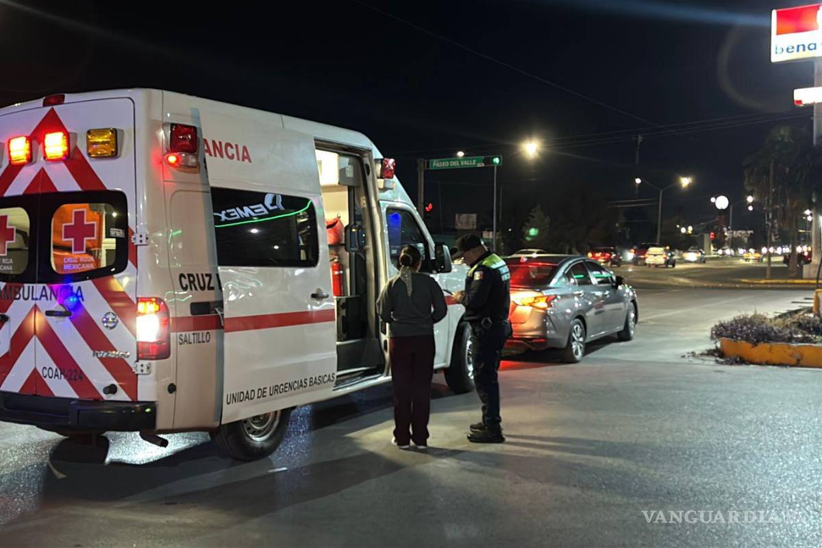 $!Paramédicos de la Cruz Roja valoraron a un menor que viajaba en el auto, sin lesiones.