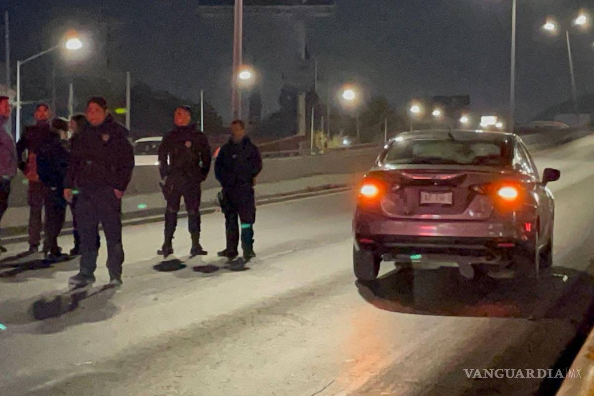 $!El Nissan Versa involucrado en el accidente quedó sobre la carpeta asfáltica tras arrastrar a la víctima.