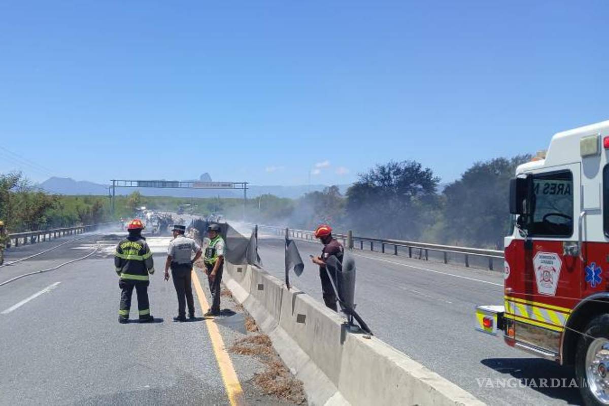 $!Incendio de pipa provoca cierre de la carretera Nacional en los límites de Nuevo León y Tamaulipas