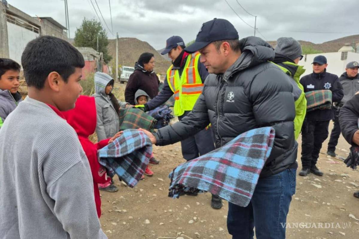 $!El comisionado Miguel Ángel Garza Félix encabezó la entrega de cobijas a familias de colonias de la periferia.