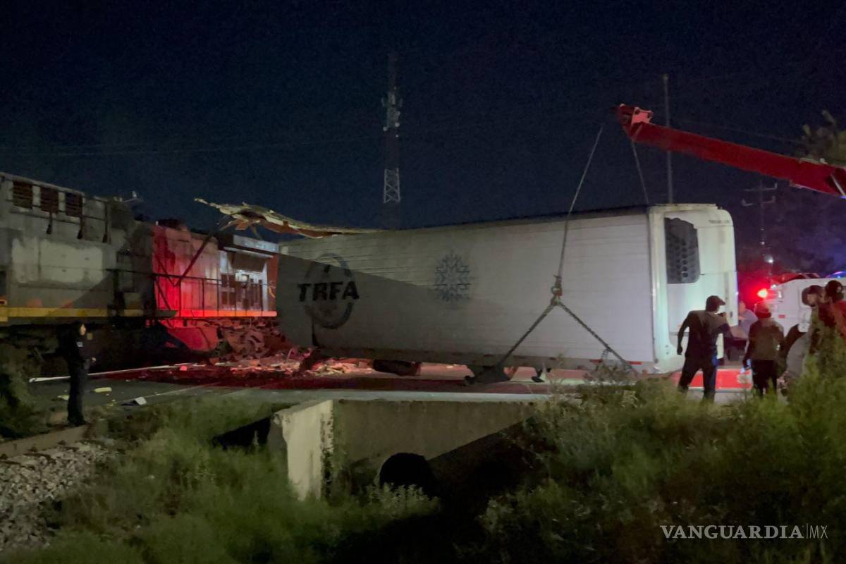 Intenta tráiler cruzar vías y termina embestido por el tren en Ramos Arizpe