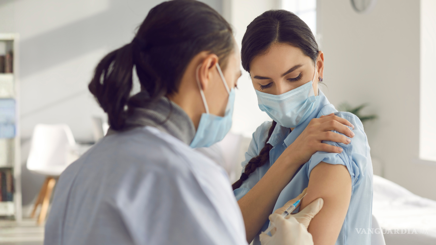 Estas personas deben de vacunarse contra influenza, COVID-19 y neumococo en invierno: Secretaría de Salud