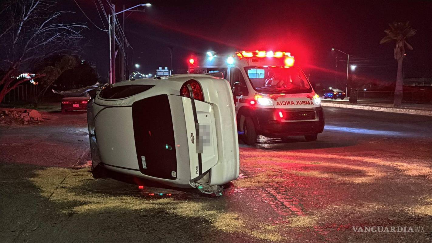 Saltillo: fuerte choque con volcadura deja dos jóvenes lesionados en la colonia La Salle