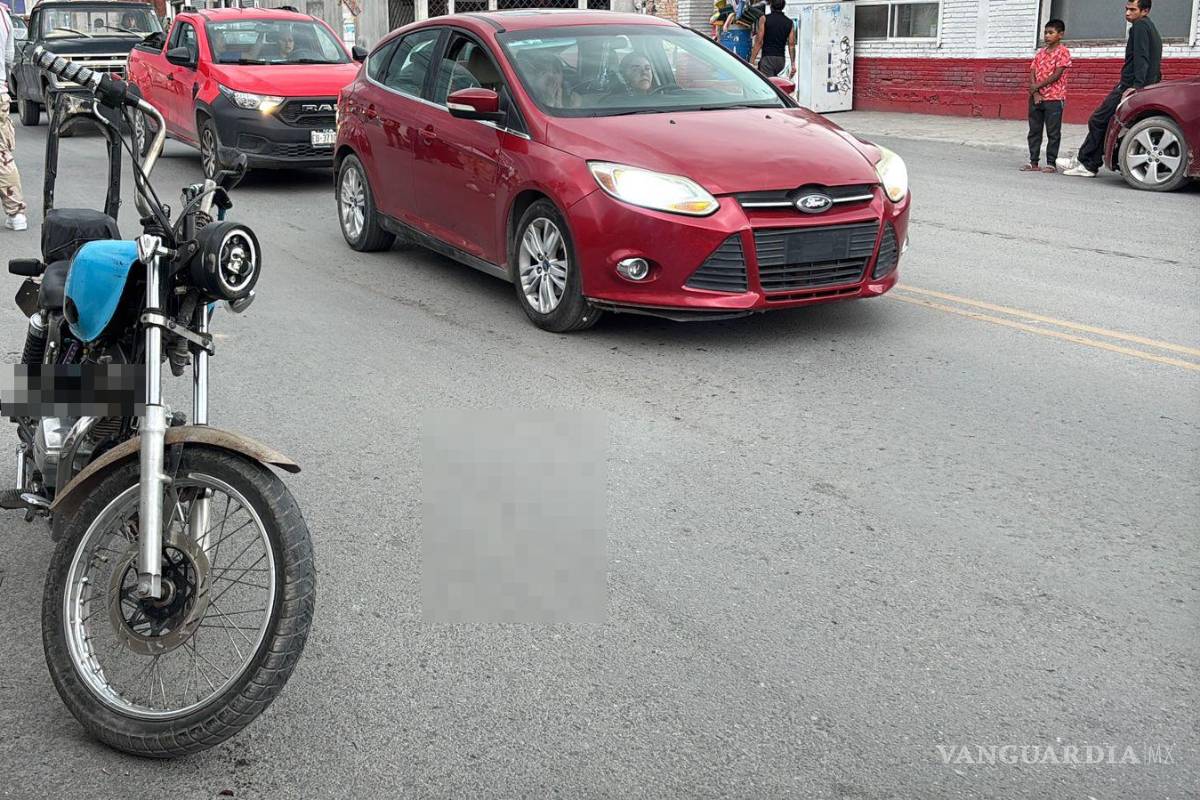 $!La motocicleta terminó impactada contra un vehículo compacto tras el atropello.