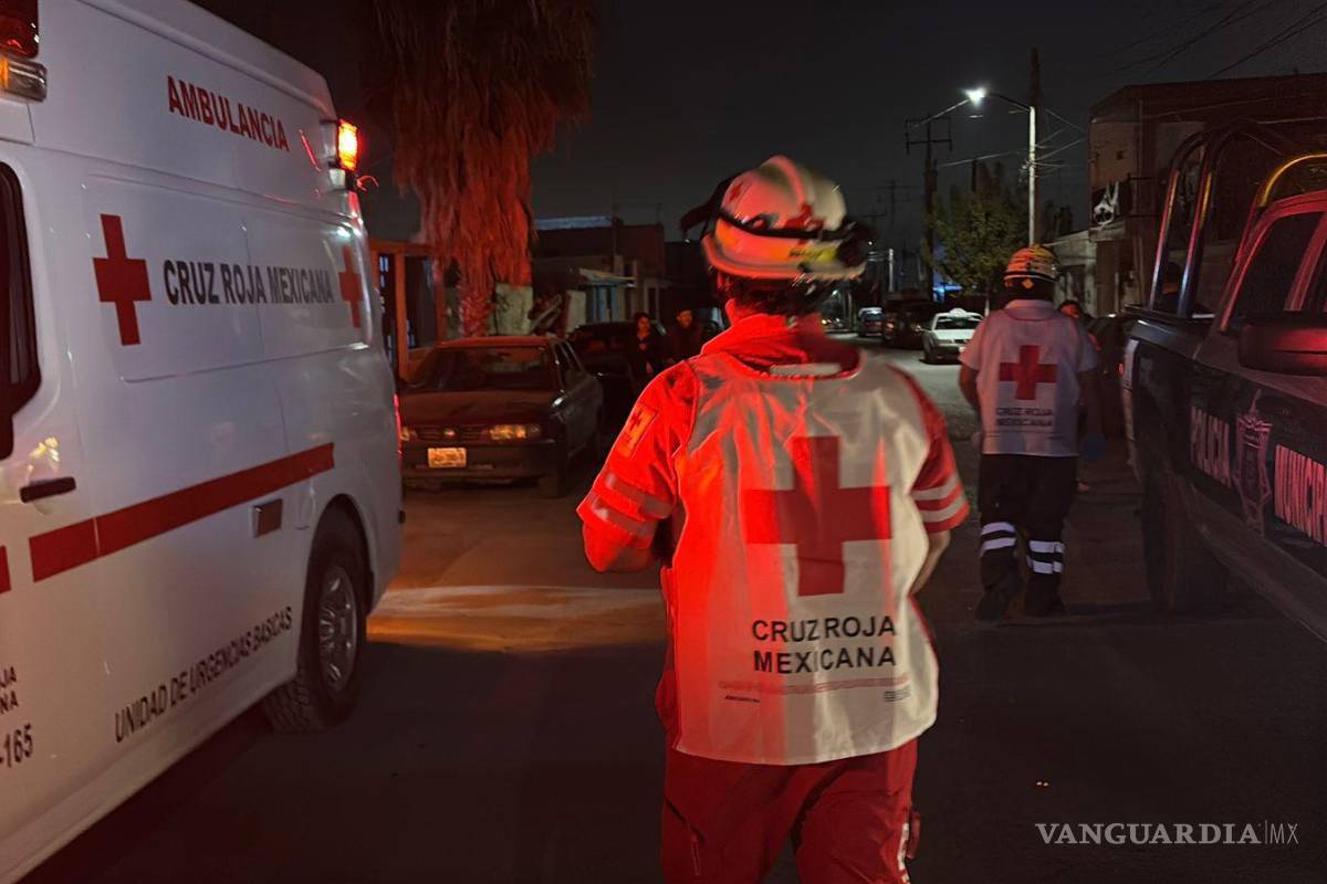 $!Paramédicos de la Cruz Roja atendieron a uno de los heridos, quien presentó un traumatismo cráneo encefálico.