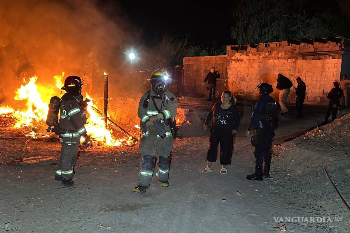 $!Elementos municipales evacuaron a vecinos ante el riesgo de propagación del incendio.