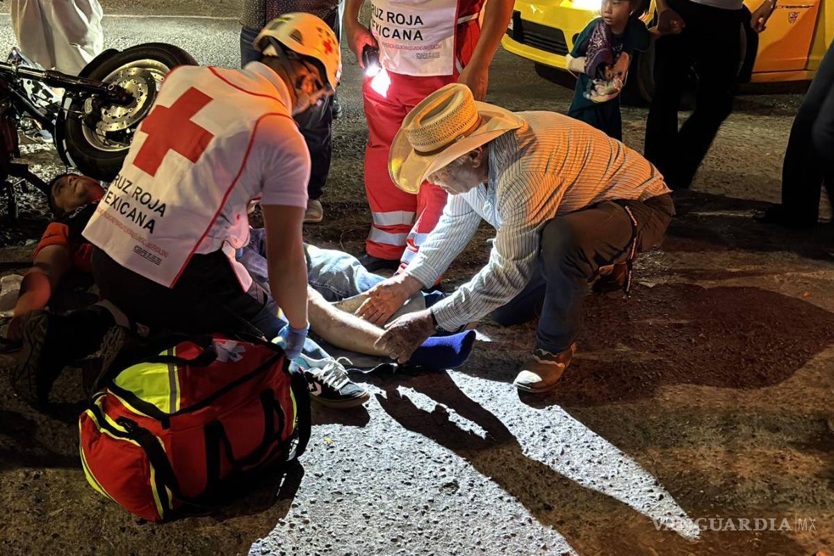 Motociclista se impacta contra camioneta y resulta lesionado, en Saltillo