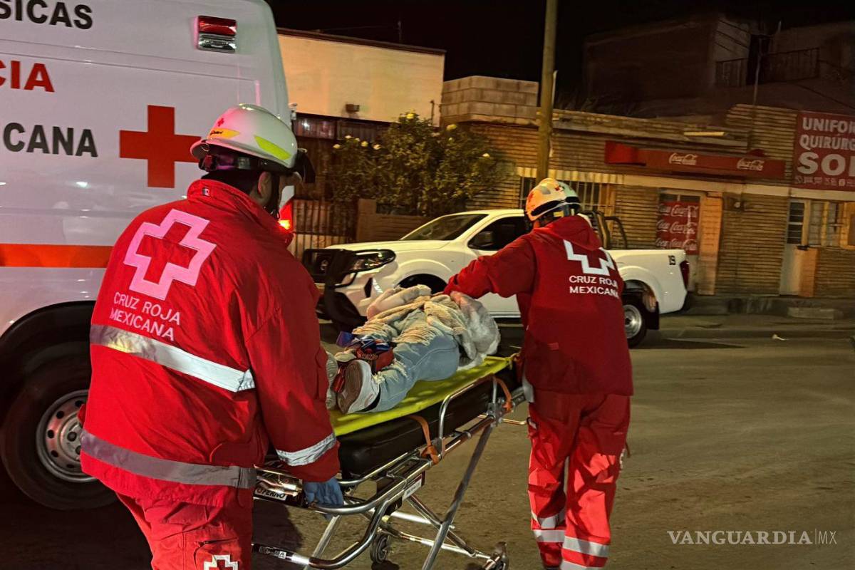 $!Paramédicos de la Cruz Roja atendieron a una mujer lesionada en el lugar del accidente.