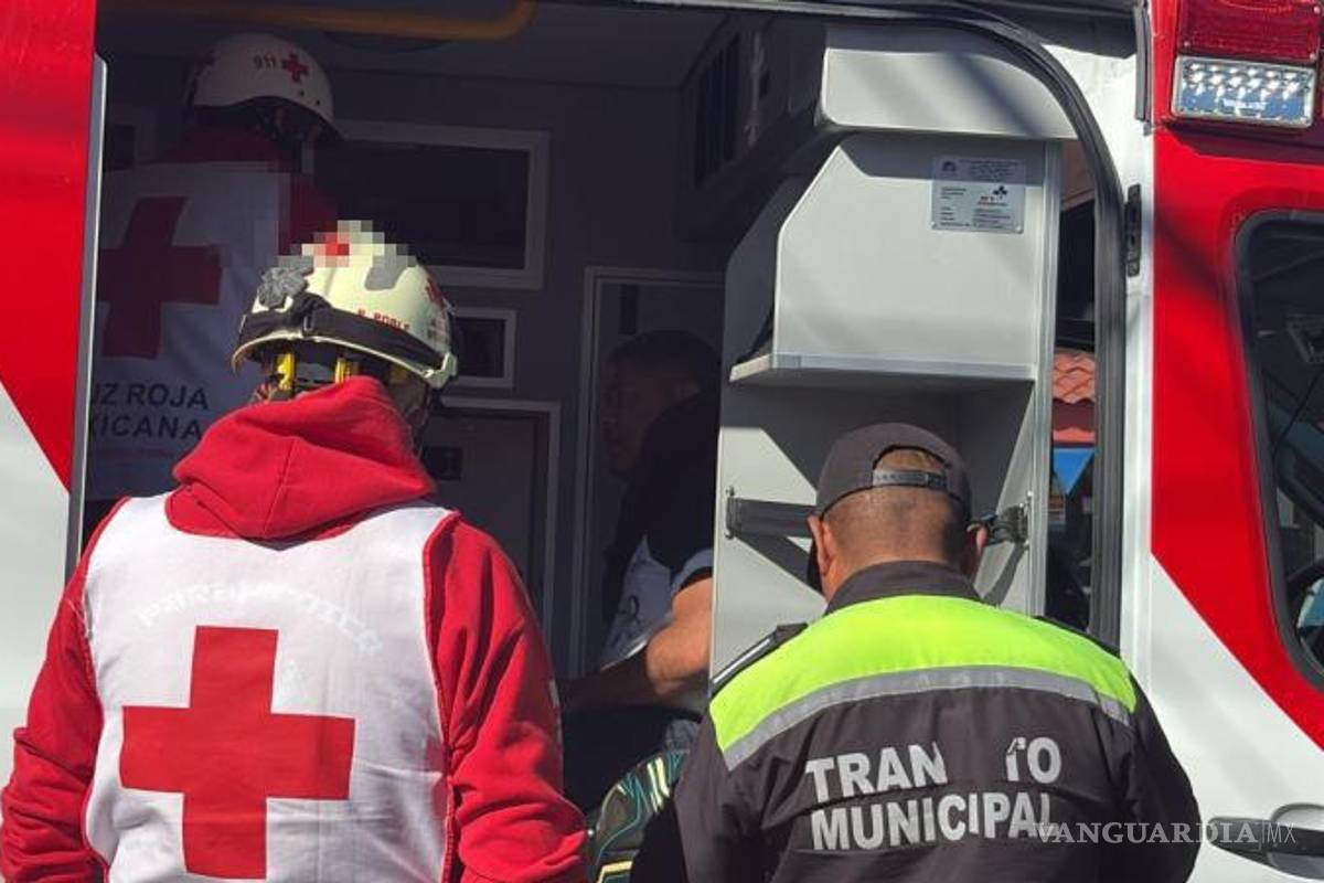 $!Elementos de la Policía Municipal tomaron conocimiento del accidente en el cruce de Libertad y Bellavista.