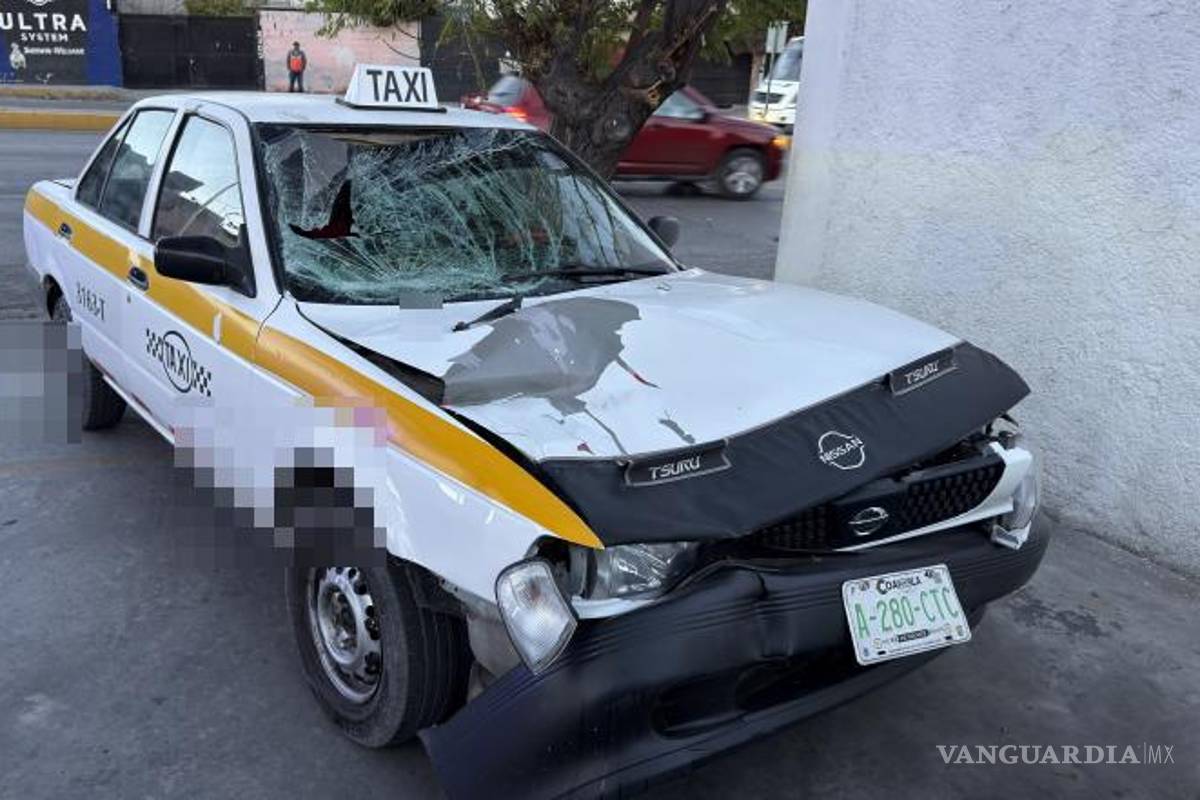 $!El taxi involucrado quedó asegurado en la zona mientras se realizaban las diligencias iniciales del accidente.