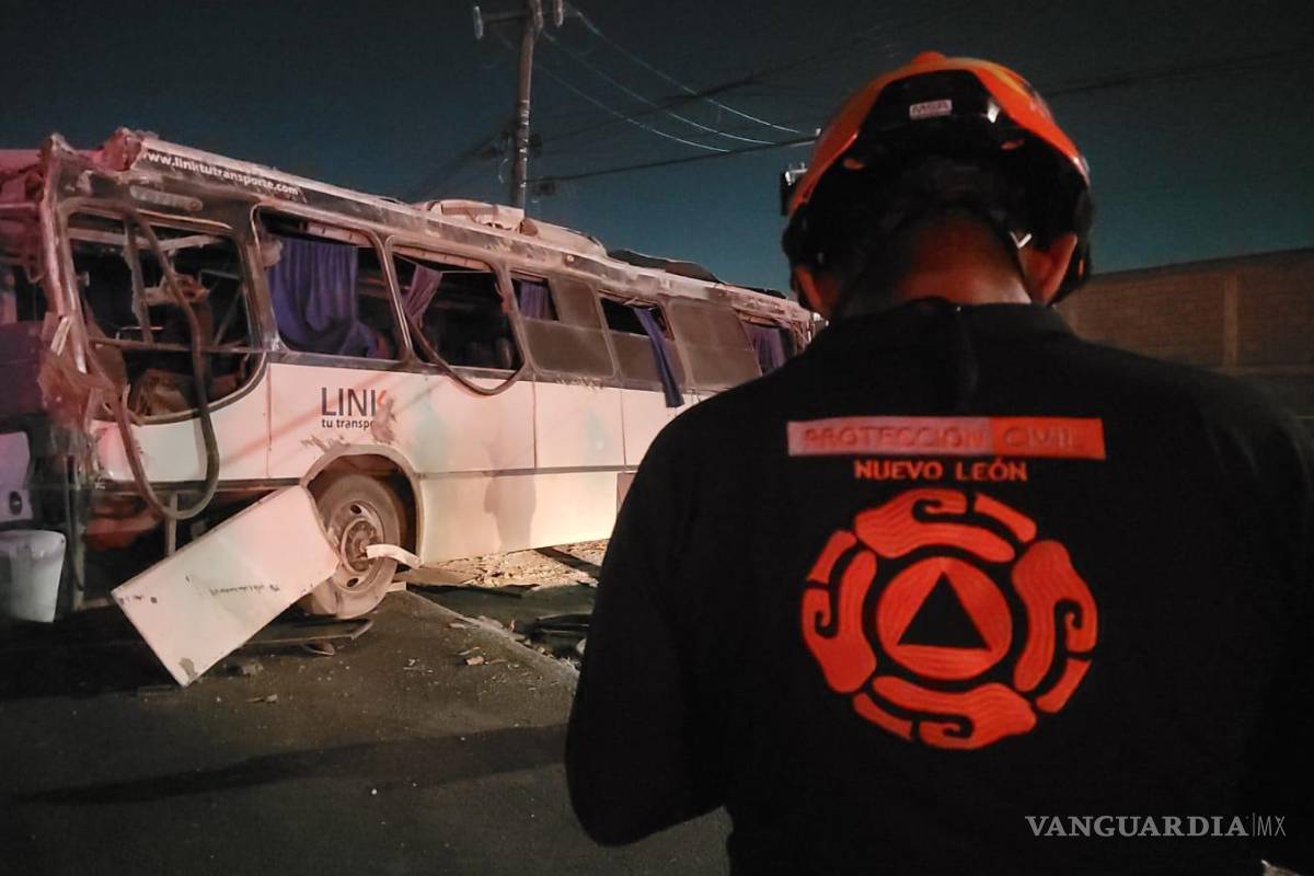 Volcadura de camión de personal deja siete heridos, en NL