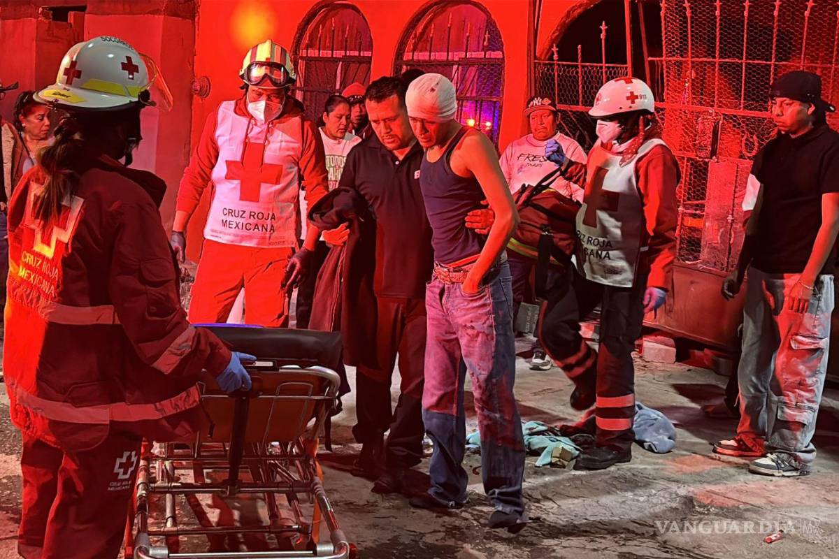 $!Paramédicos de la Cruz Roja brindaron atención prehospitalaria a Francisco Alejandro, de 22 años, tras resultar lesionado en el choque de la motocicleta contra un portón en la colonia Teresitas.