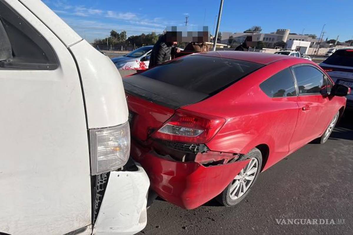 $!Elementos de Tránsito abanderaron la zona para evitar otro incidente vial.