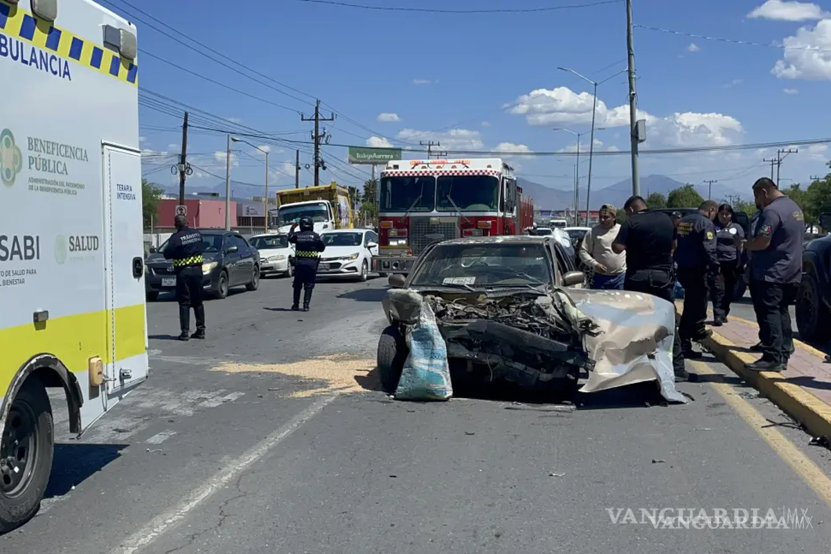 $!La unidad Nissan Tsuru quedó severamente dañada tras el impacto.