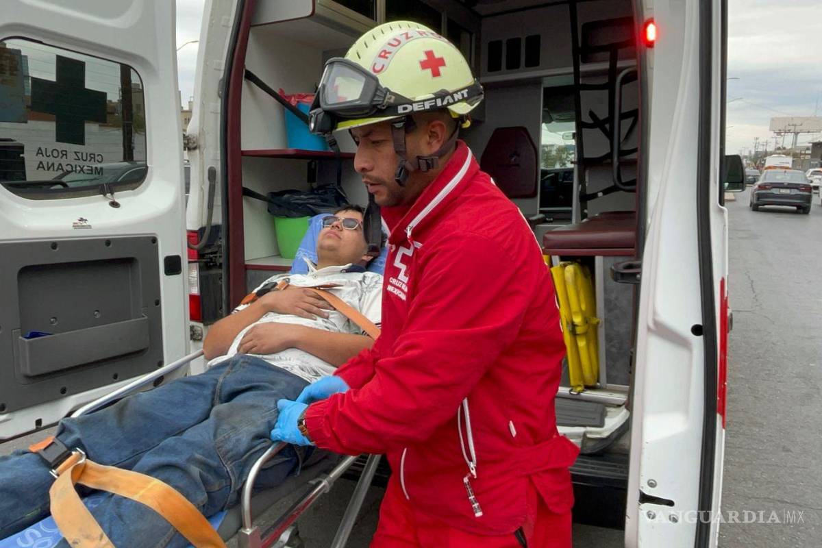 $!El motociclista de 22 años quedó tendido sobre el pavimento tras el impacto, y fue auxiliado por elementos de Cruz Roja.