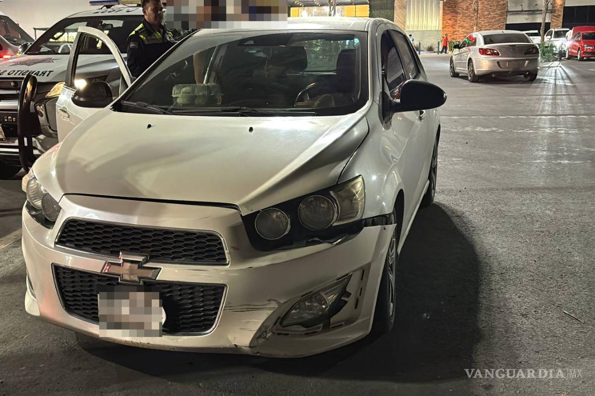 $!La motocicleta y el automóvil fueron llevados al corralón mientras se deslindan responsabilidades.