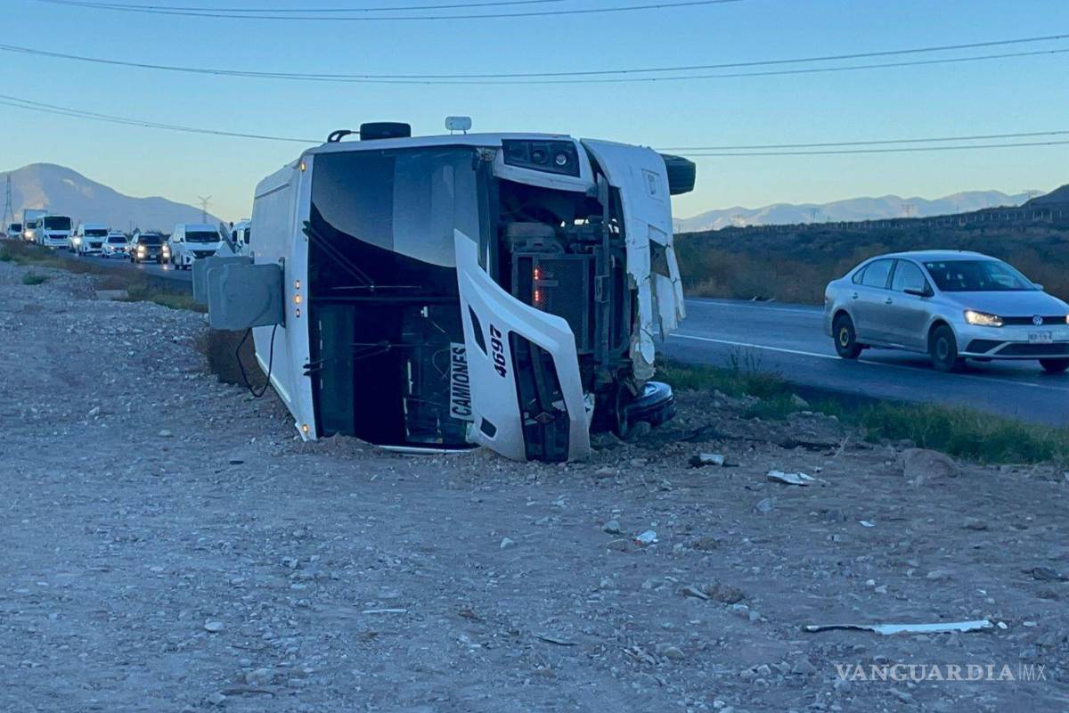 $!Ambulancias particulares de la empresa Stellantis participaron en el traslado y atención inicial de los lesionados.