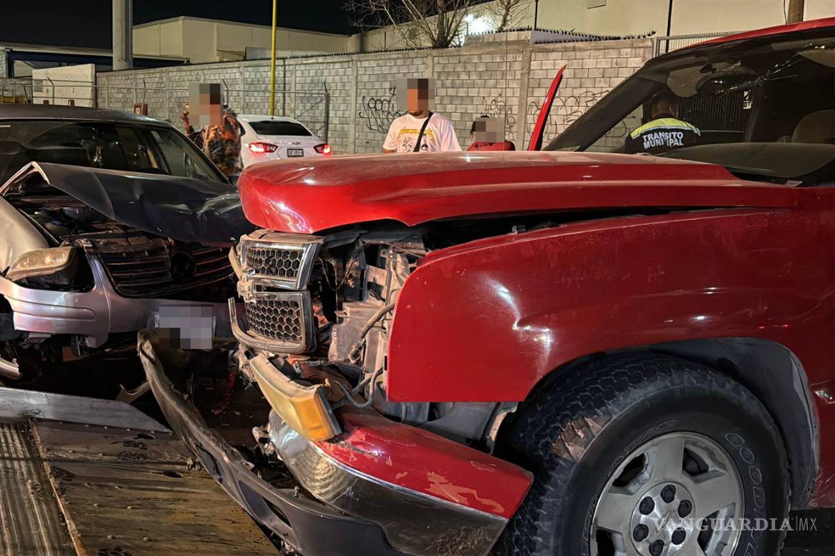 Ebrio causa choque tras incorporarse sin precaución en Saltillo; es detenido