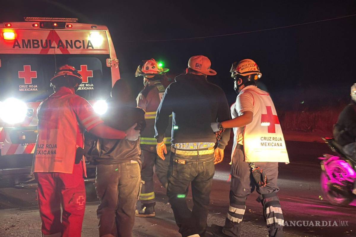 $!Paramédicos de la Cruz Roja brindaron atención a los jóvenes lesionados tras el impacto.