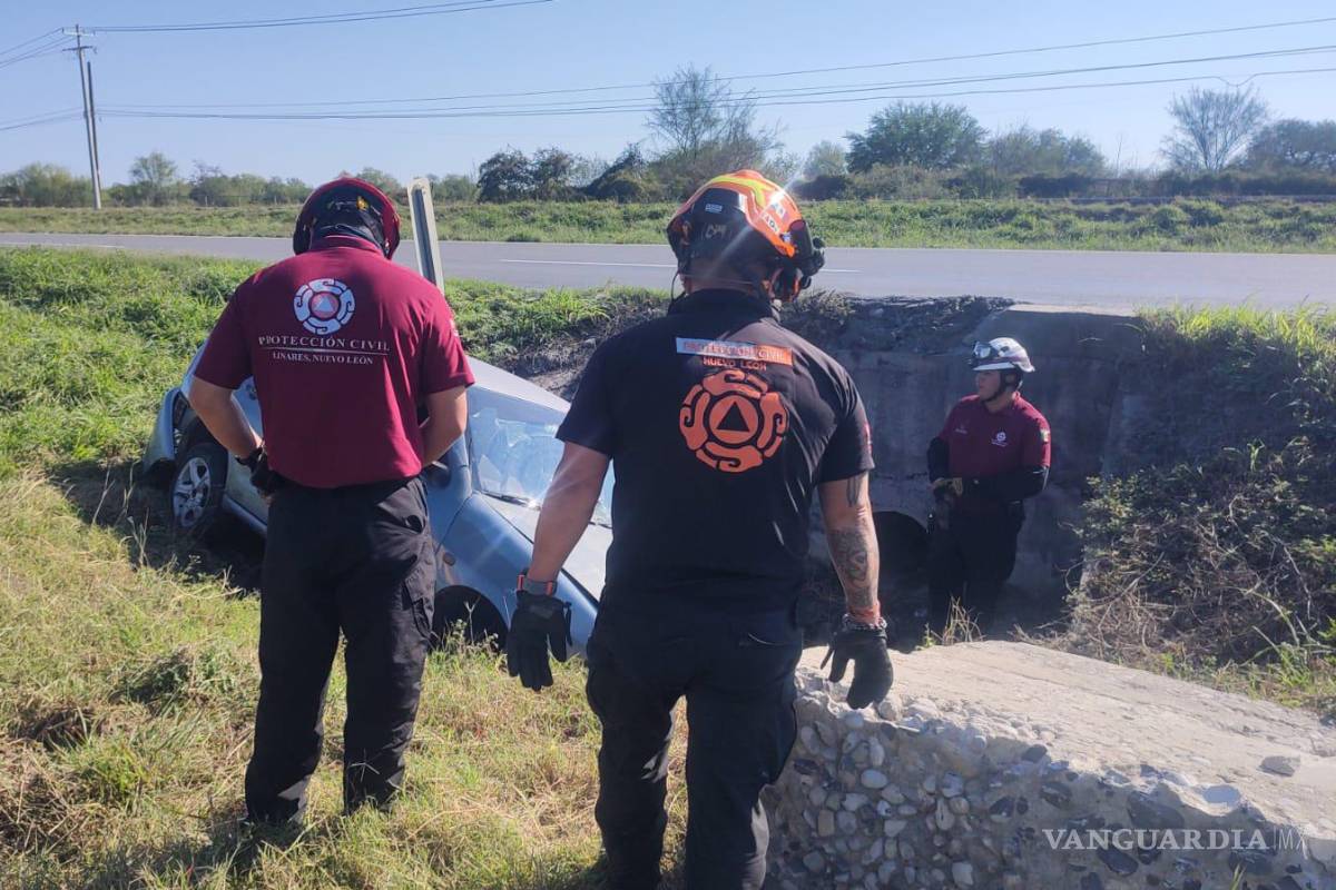 Conductor se sale del camino y termina en paso de agua, en Linares NL