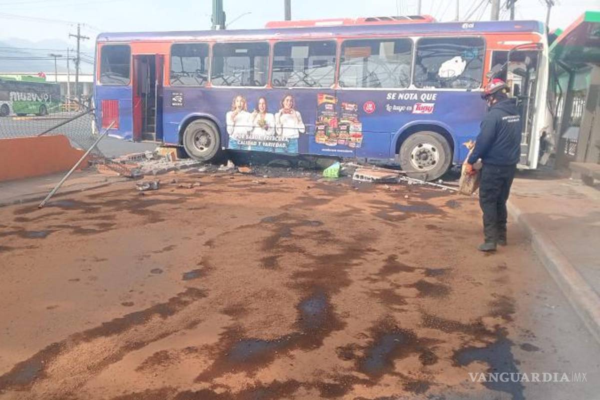 $!El conductor de un camión urbano resultó lesionado cuando perdió el control y se impactó contra una barda y un parabús en Guadalupe, Nuevo León.