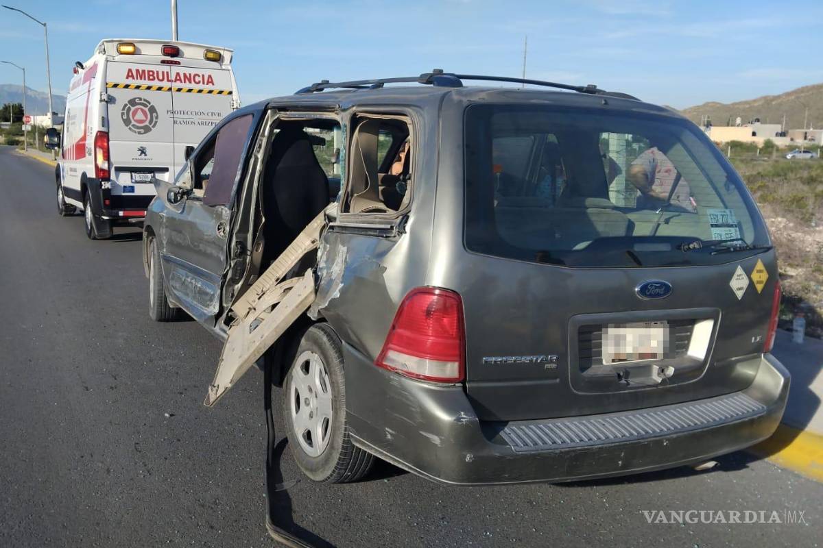 Dormita operador de transporte y choca contra camioneta tras dejar a último trabajador, en Ramos Arizpe