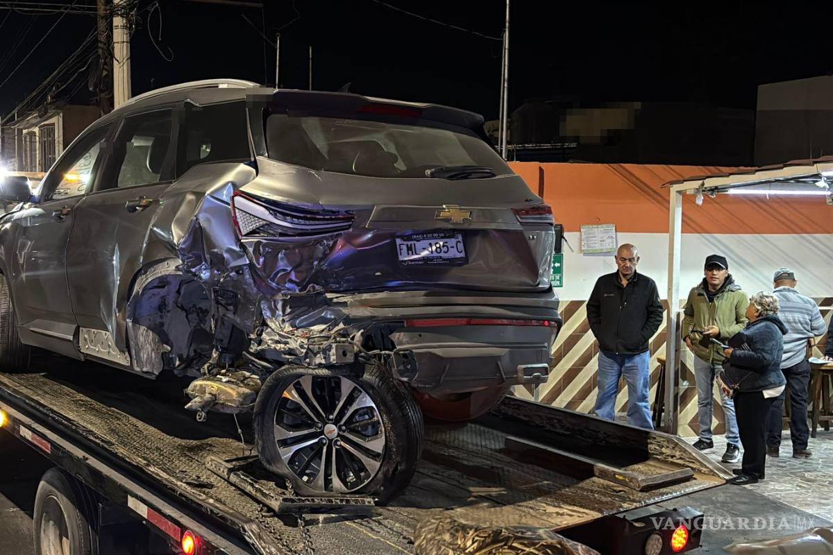 $!La Chevrolet Traverse fue proyectada contra una Honda Odyssey, provocando daños en ambas unidades.