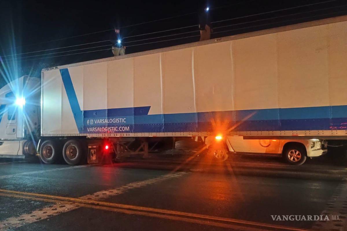 $!El camión de carga, perteneciente a la compañía Garza Logistic, circulaba de Puebla con destino a Saltillo.