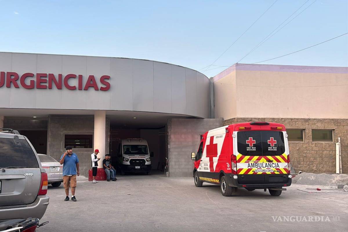 Motociclista impacta contra transporte de personal y termina grave en hospital de Saltillo