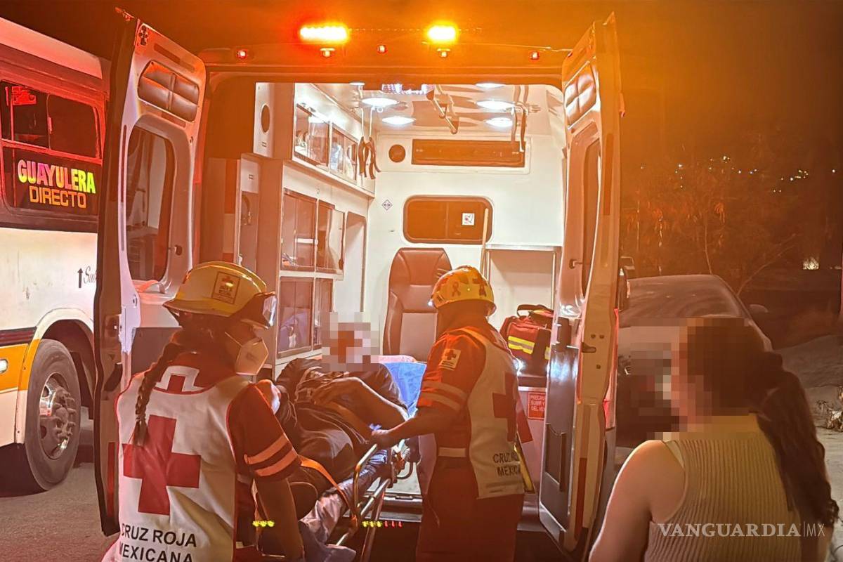 $!Paramédicos de la Cruz Roja acudieron al lugar para valorar al menor y trasladarlo a un nosocomio.