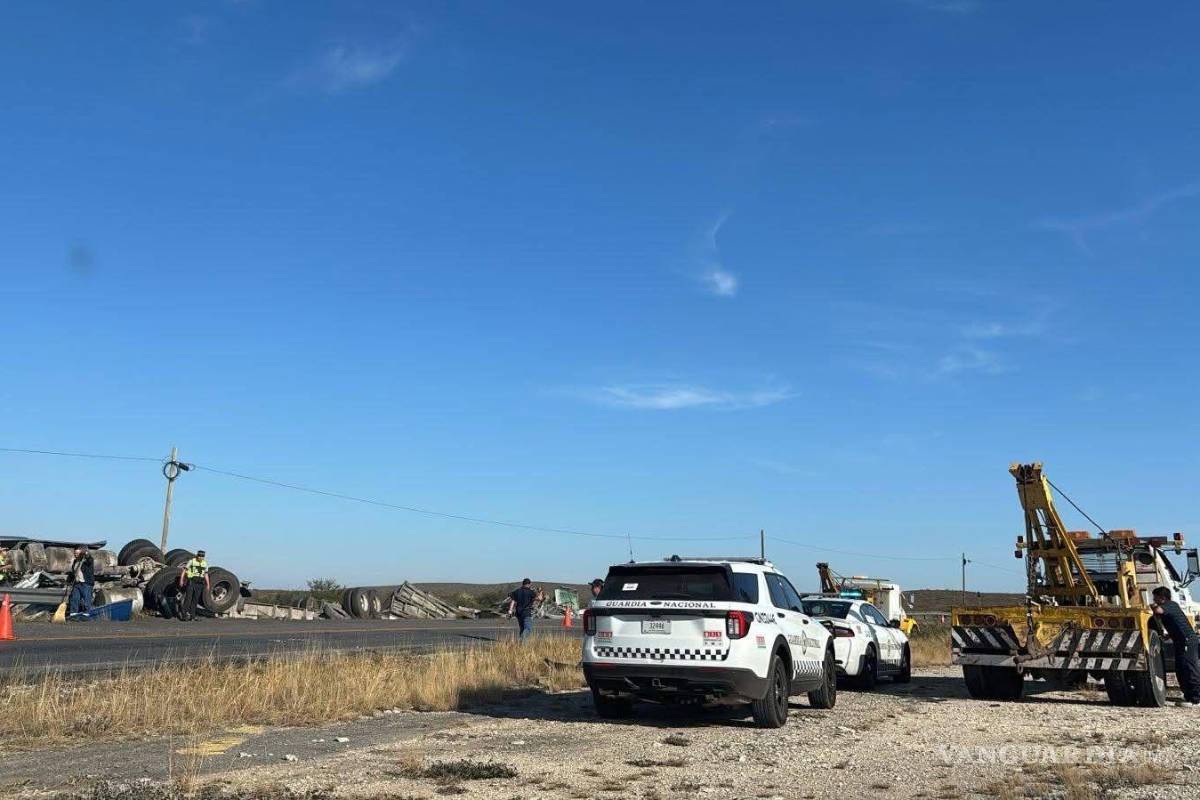 Se sale del camino tráiler cargado con gallinas en la carretera 57; conductor ileso