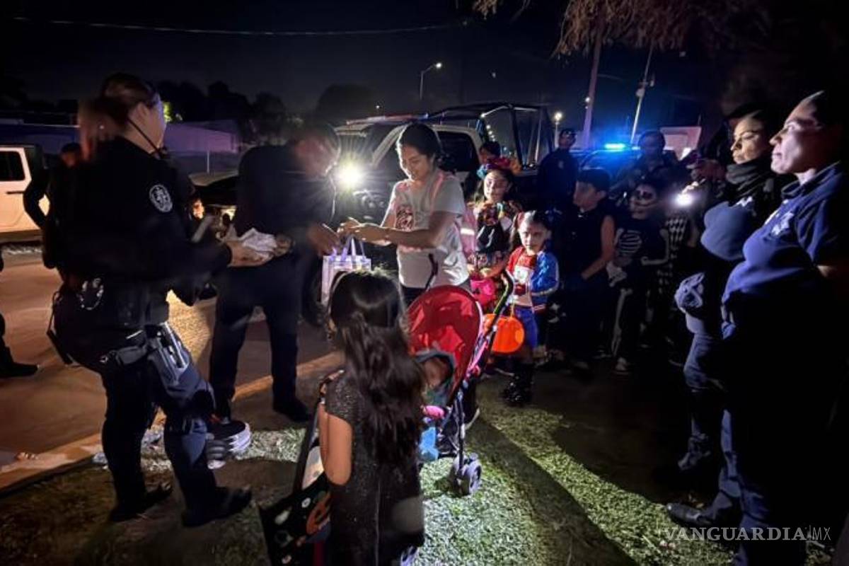 $!Niños y familias disfrutaron de una noche segura gracias a la presencia policial en las calles.