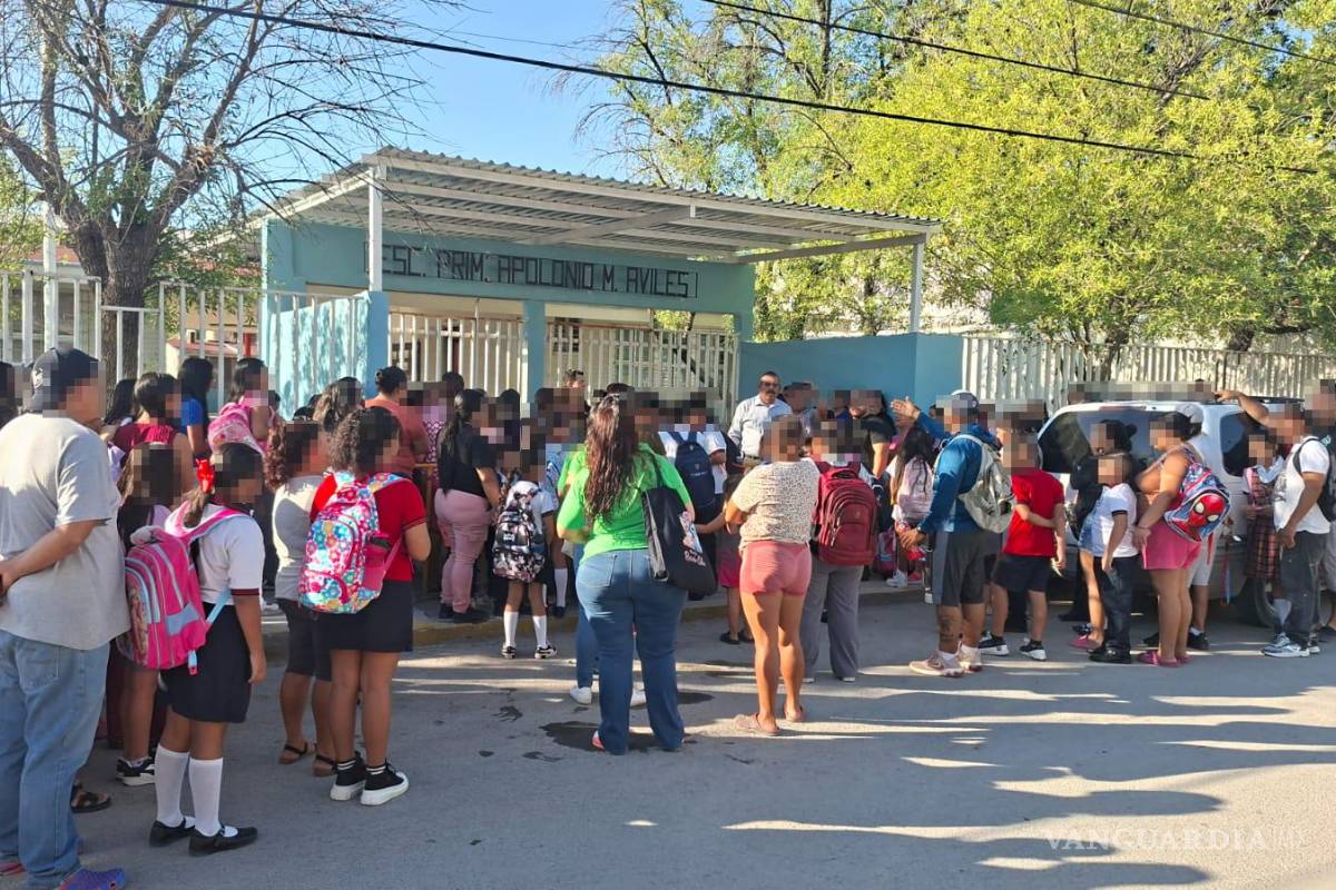 Cierran padres de familia la escuela Apolonio M. Avilés en Monclova por falta de energía eléctrica