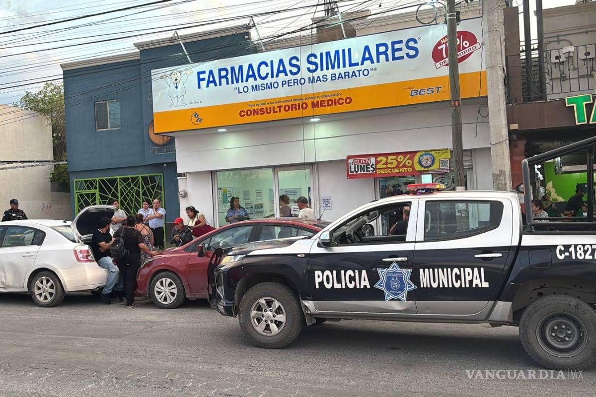 Mujer fallece por causas naturales afuera de farmacia en Mirasierra, en Saltillo