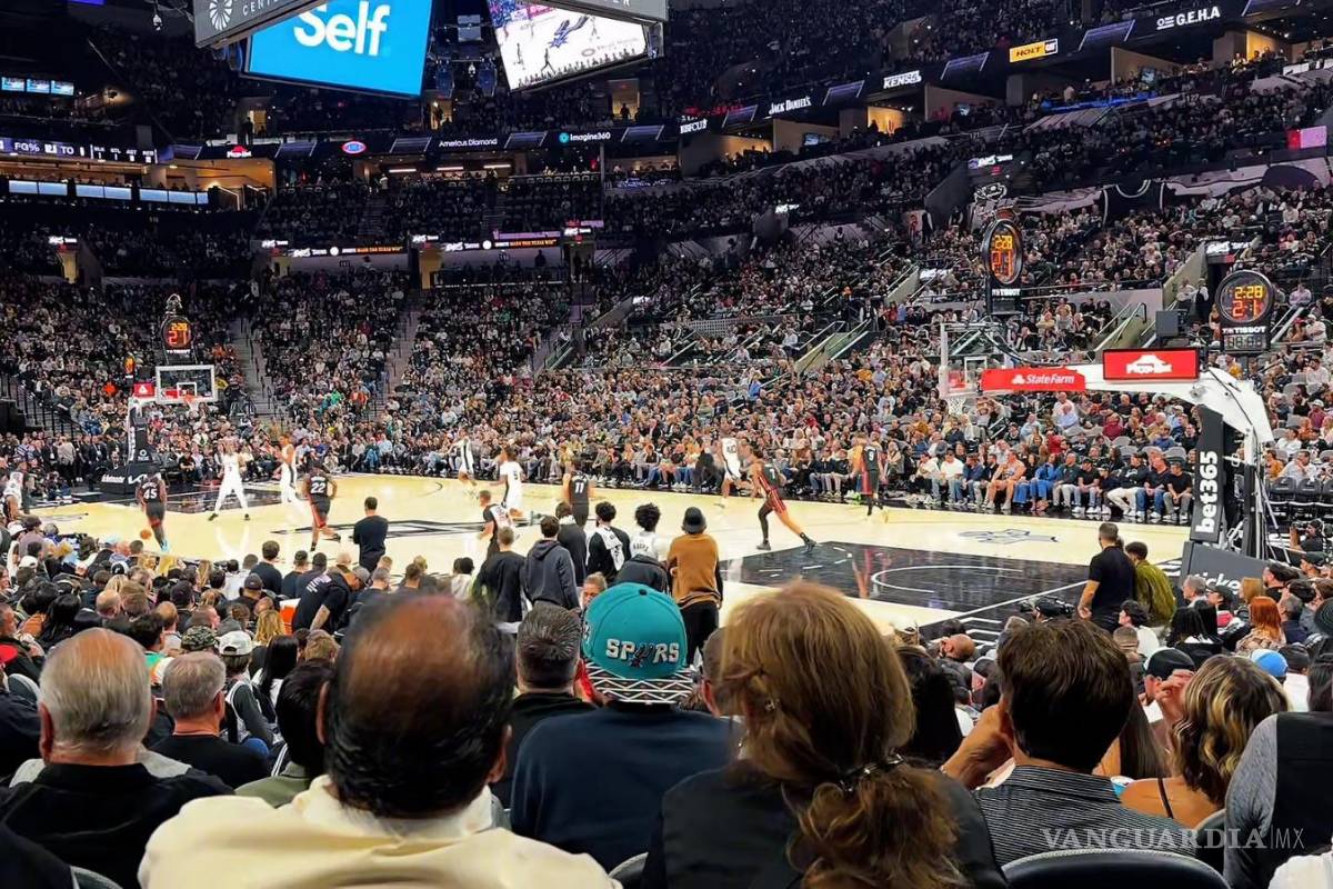 $!La entrega del reconocimiento la realizaron Javier Díaz y su esposa Luly López Naranjo durante el medio tiempo del partido Spurs vs. Miami Heat en San Antonio, Texas.