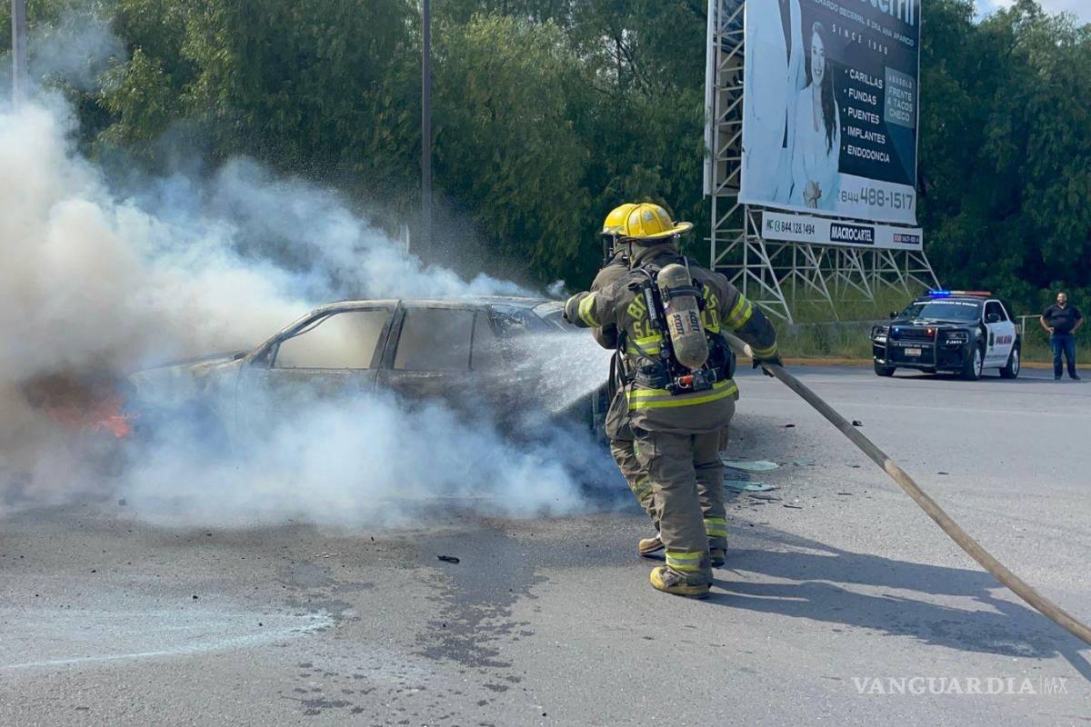 Auto se incendia en camino a un taller, en Saltillo