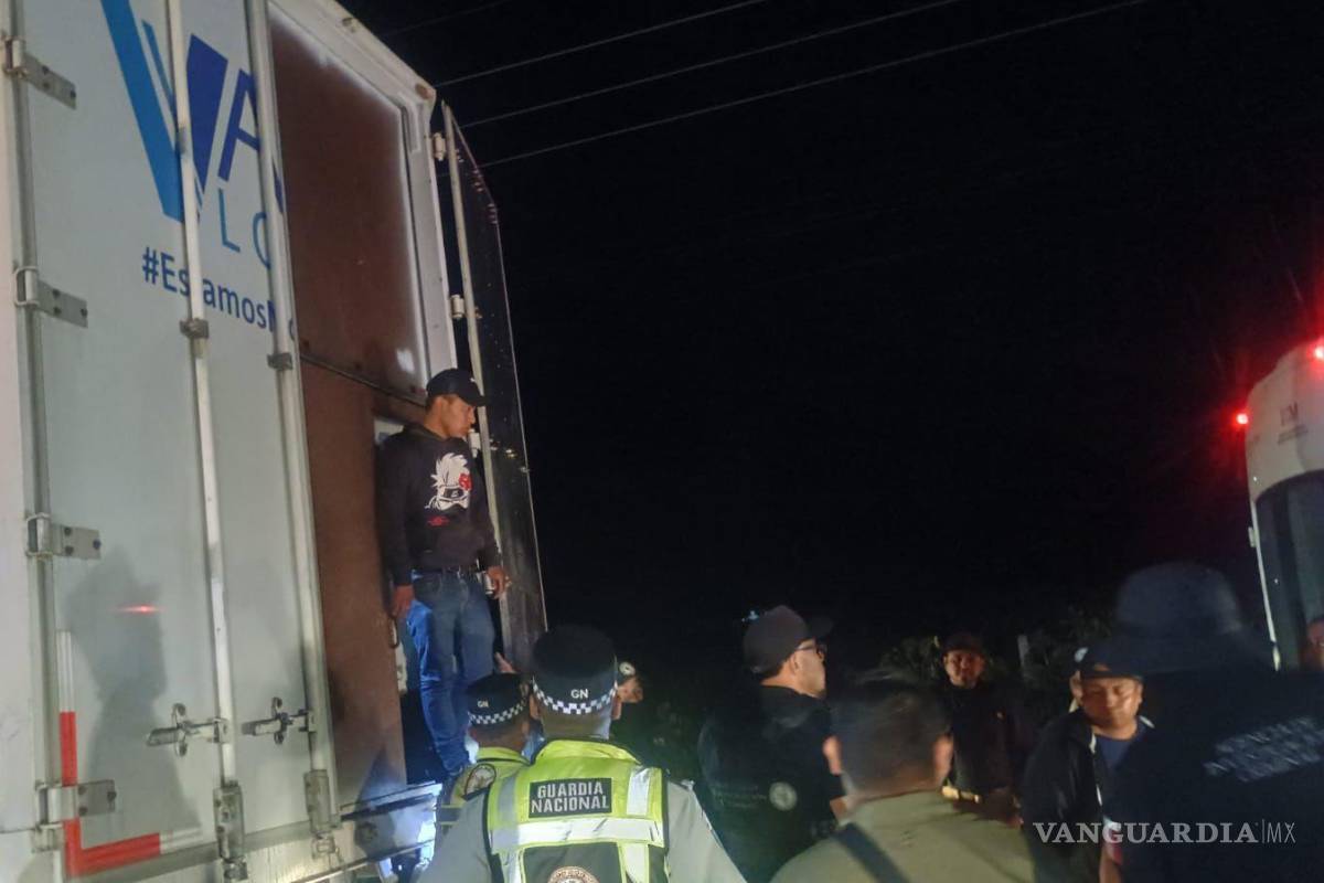 $!Tras el hallazgo, se requirió el apoyo de personal de la Fiscalía General de la República (FGR), quienes aseguraron al operador del tráiler y a su acompañante.