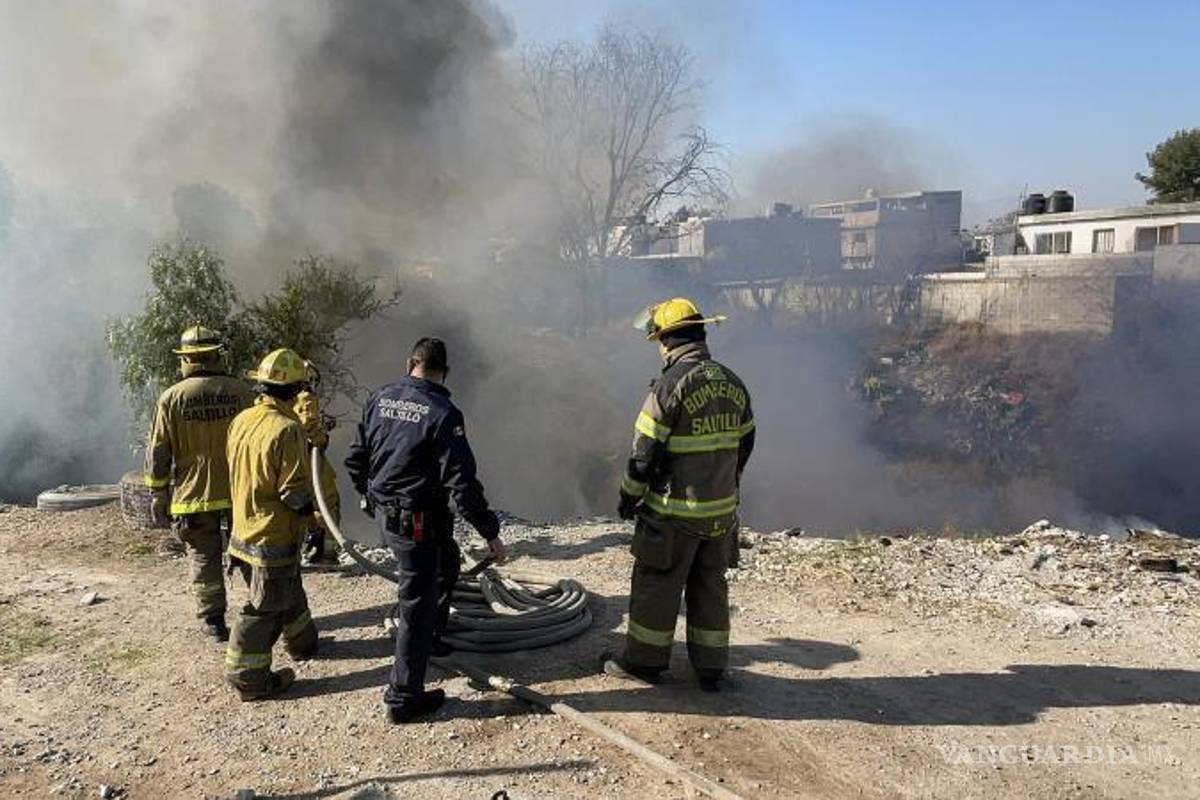 $!Elementos del Cuerpo de Bomberos realizaron maniobras durante varios minutos para controlar el fuego registrado en el arroyo que cruza por la colonia Universidad Pueblo.