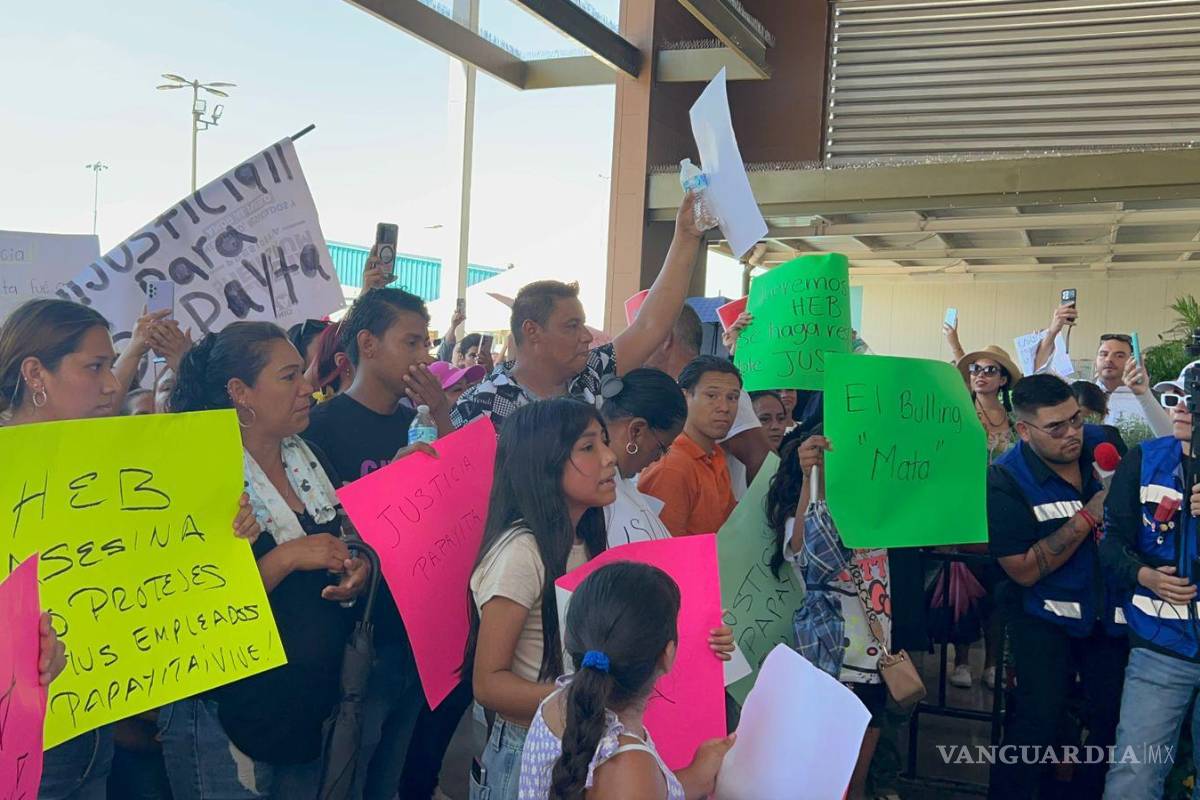 $!Con fotografías y pancartas en mano, los manifestantes avanzaron desde el ejido La Concha hasta la sucursal de HEB Senderos, donde laboraba la víctima.