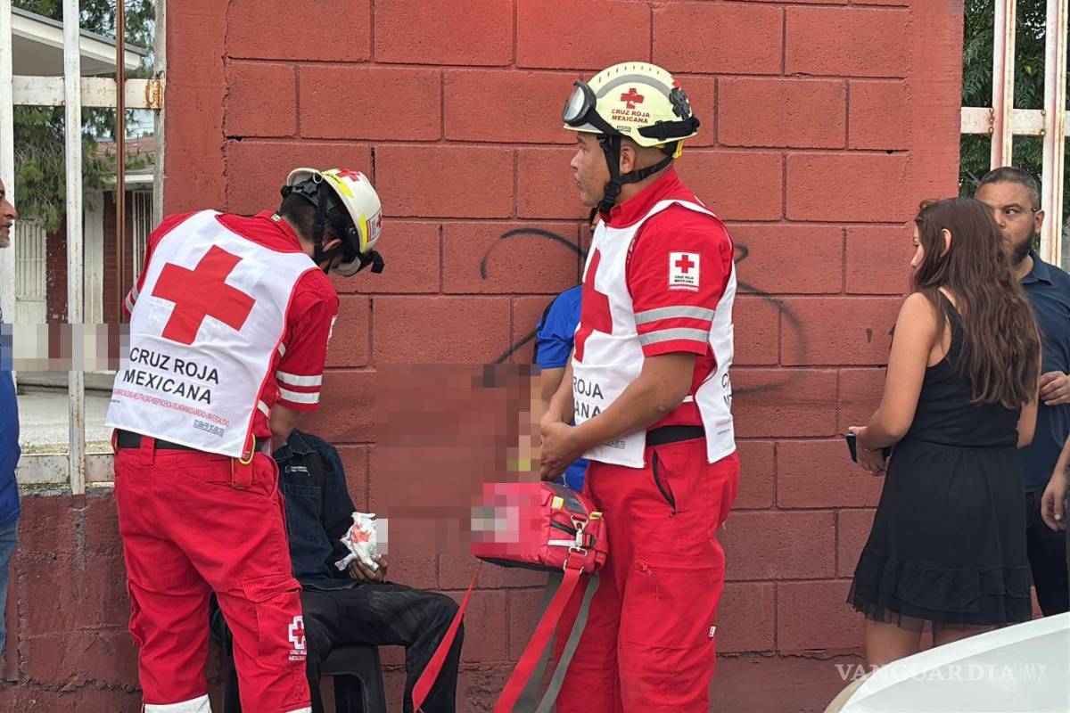 $!El joven lesionado sufrió un golpe en el cráneo tras ser arrollado al bajar del camión.