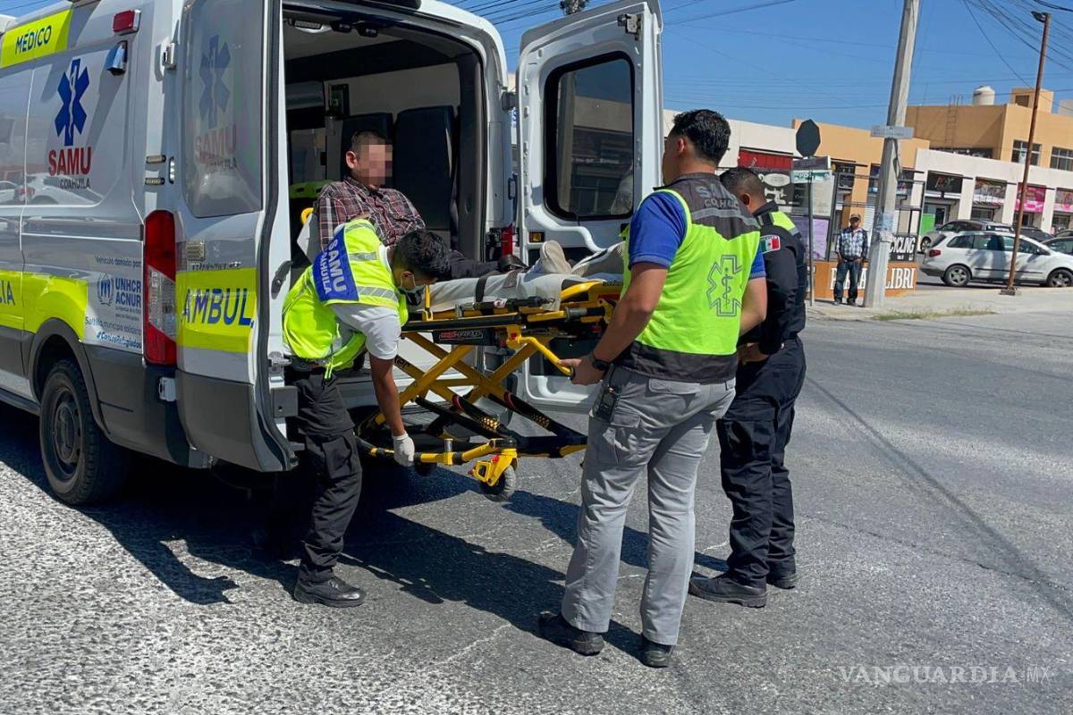 Choca automóvil contra motociclista y lo derriba en Saltillo