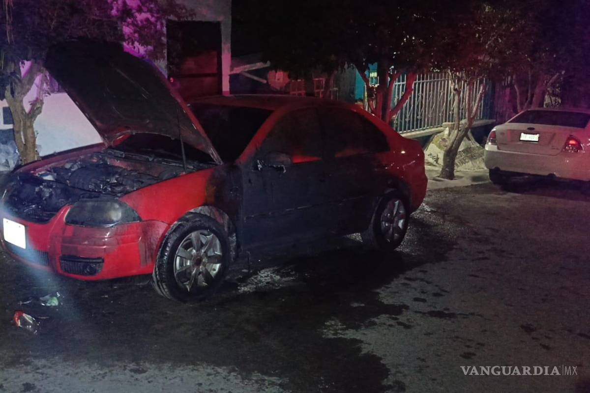Prenden fuego a auto durante Navidad en Parras; cámaras captan a motociclistas (video)