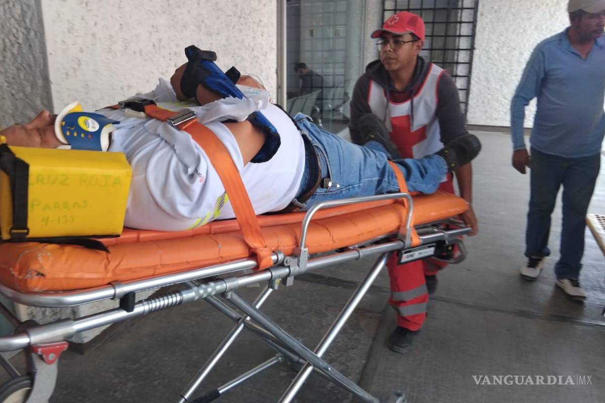 Trabajadores del ferrocarril terminan graves tras volcadura de camioneta en la carretera Torreón-Saltillo