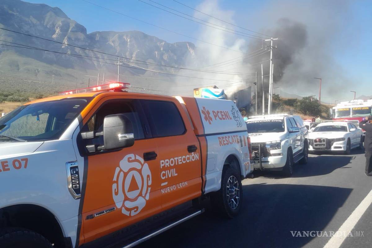 Tráiler de doble remolque cargado de pacas de cartón se incendia en la Carretera a Saltillo