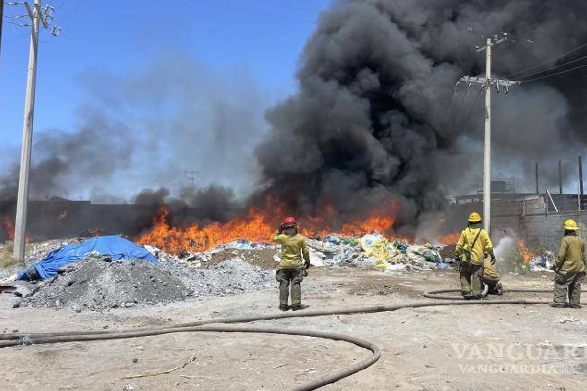 $!Una columna de humo negro alertó a los vecinos de Mirasierra y Loma Linda, provocando la movilización de los cuerpos de emergencia hasta el predio en llamas.